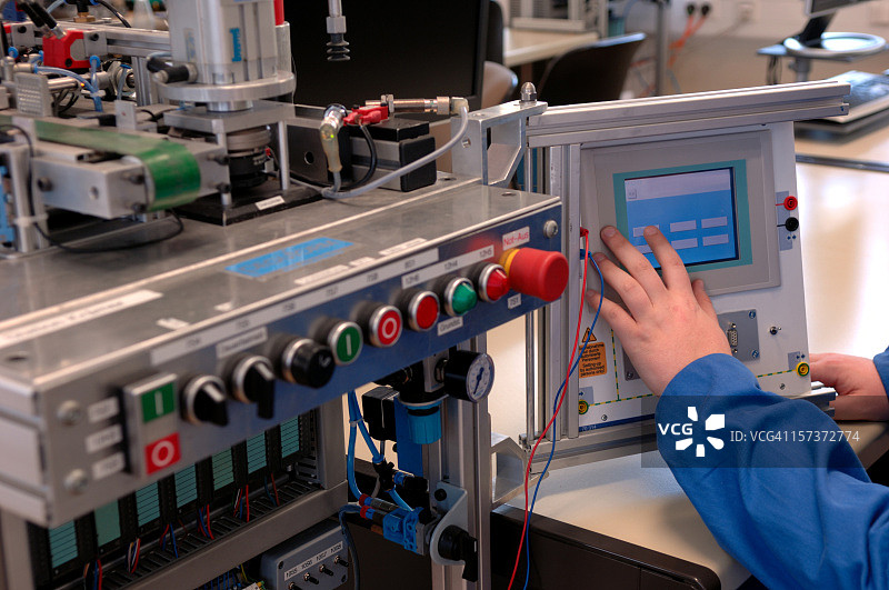 工作中电子工程师图片素材