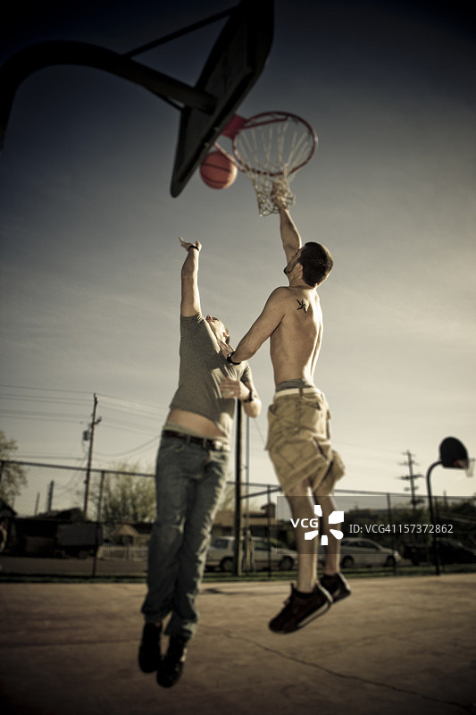 篮球扣篮（选择性聚焦）图片素材