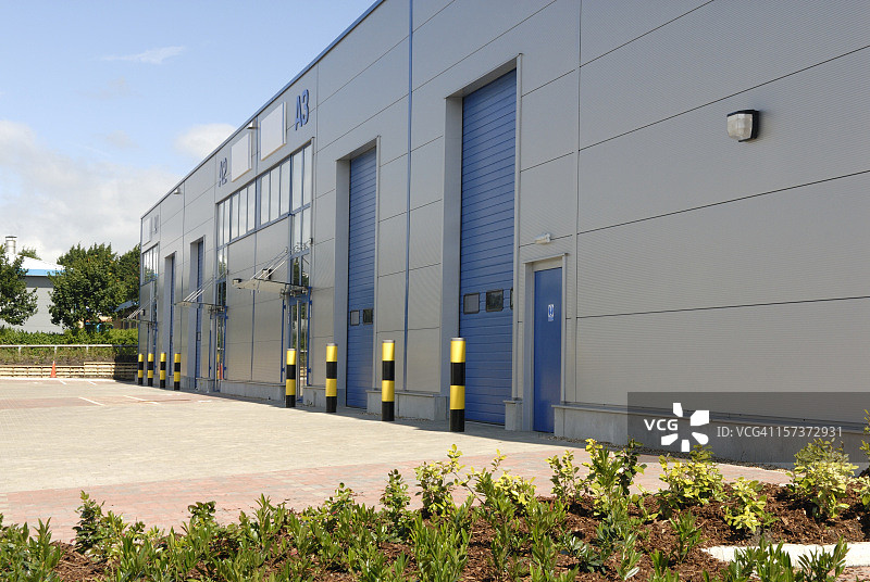 带有蓝色大门的工业仓库外景图片素材