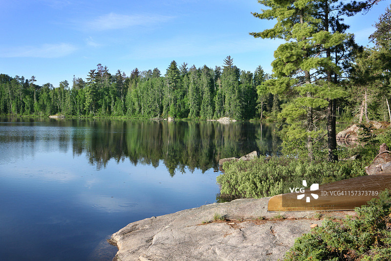 荒野湖上美丽的夏日清晨图片素材