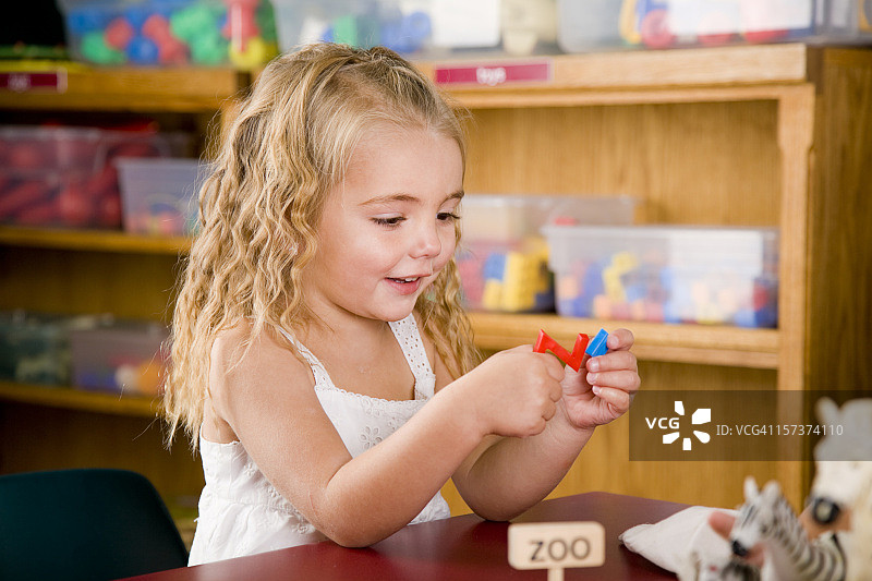 教室里的学龄前儿童图片素材