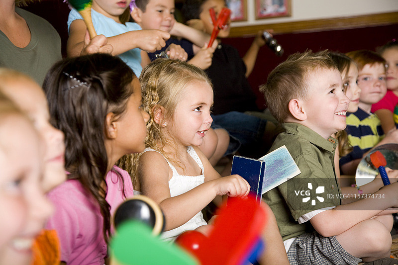 幼儿园儿童在音乐课上演奏乐器图片素材