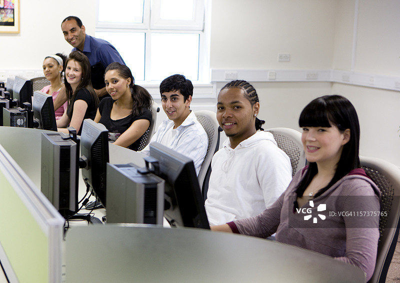 继续教育：技术课上的青少年学生和老师图片素材
