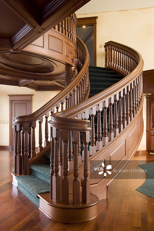 桃花心木螺旋楼梯图片素材