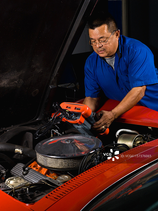 修理老爷车图片素材