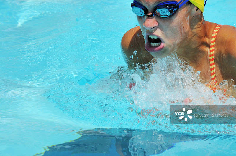 专注的青少年蛙泳游泳者图片素材