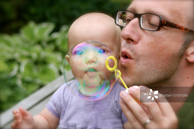 父亲和小女儿玩耍图片素材