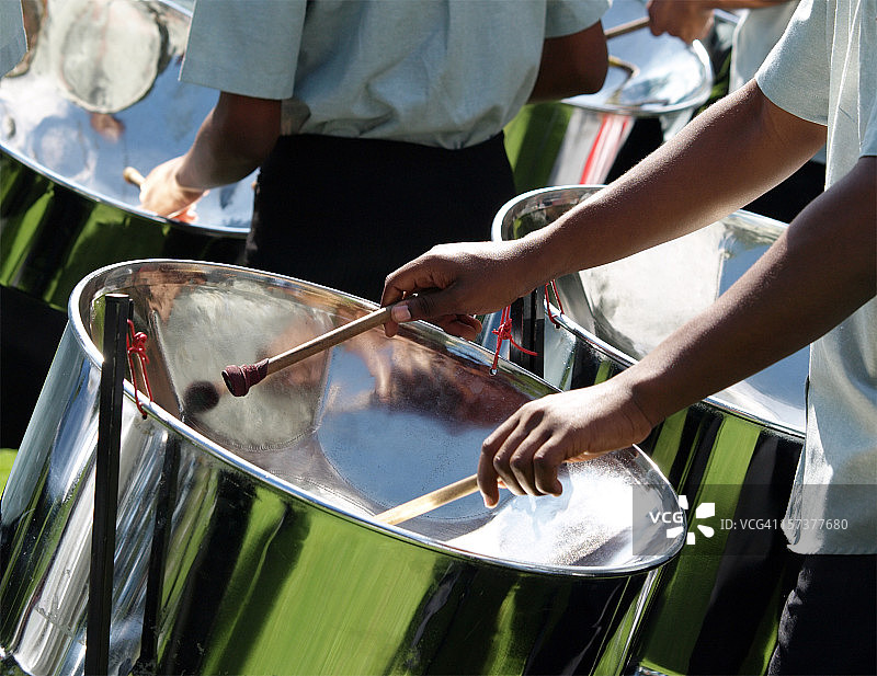 钢鼓乐队中的鼓手图片素材