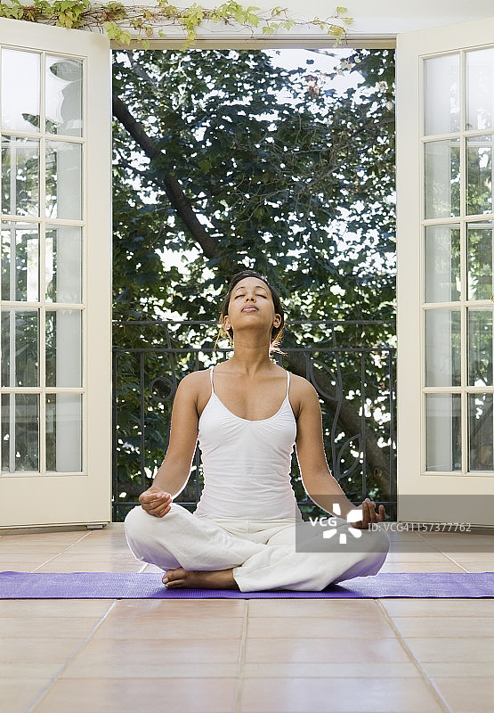瑜伽女性在家中水疗中心禅修和锻炼图片素材
