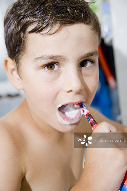 儿童在浴室刷牙，牙齿护理图片素材