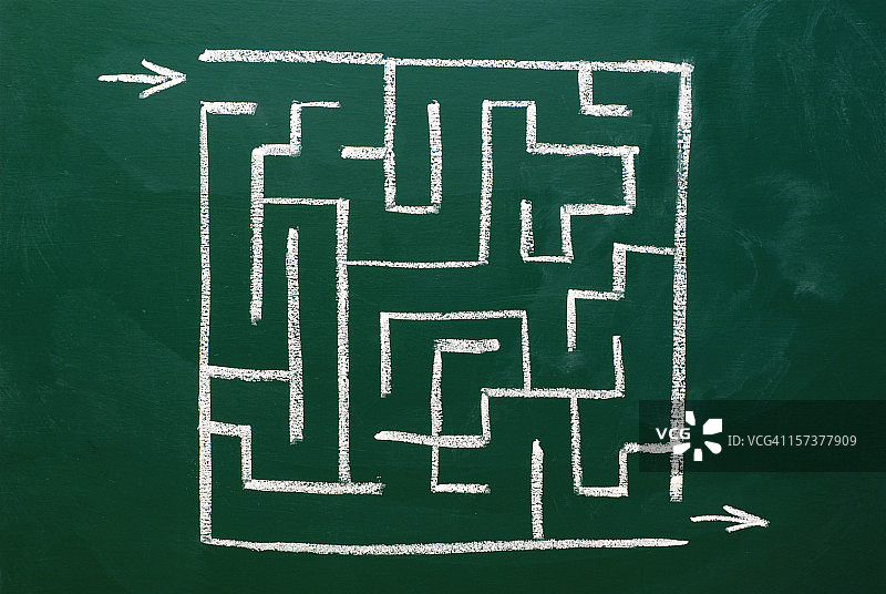绿色黑板上的迷宫图片素材