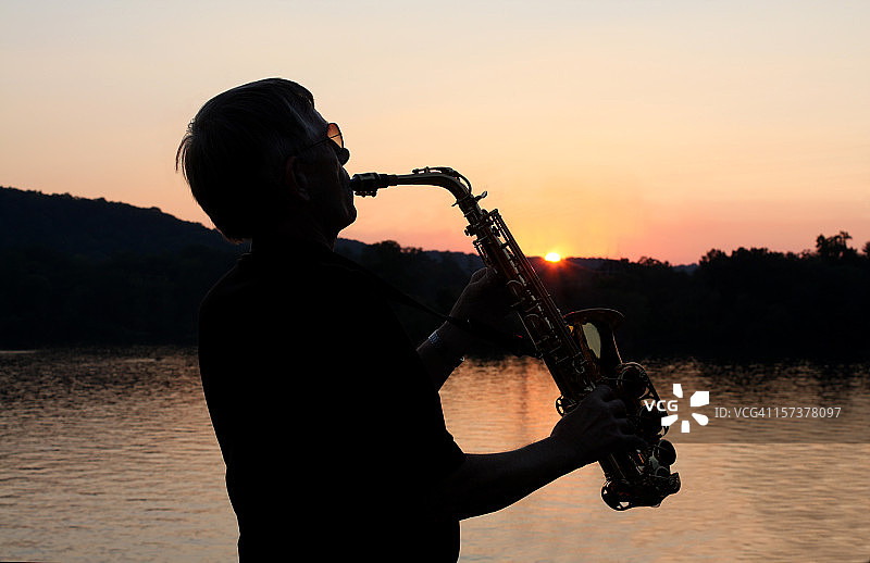 日落时分的萨克斯男人剪影图片素材