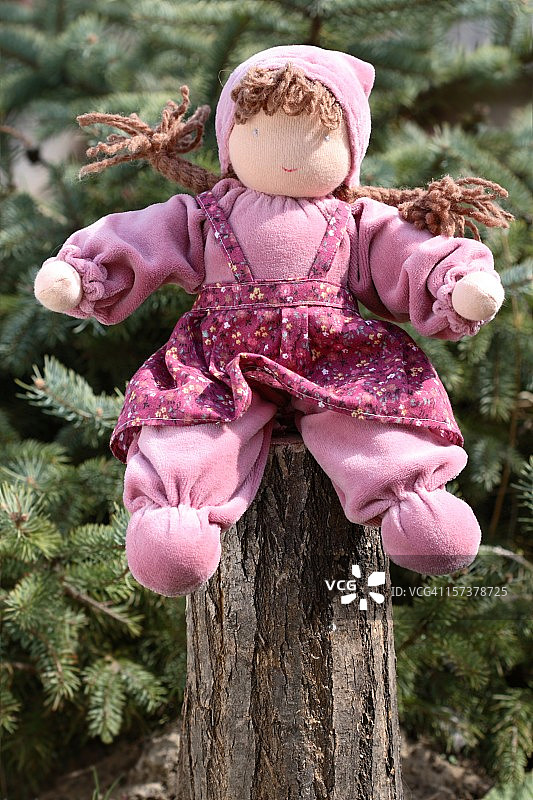 坐在行李箱上的玩偶图片素材