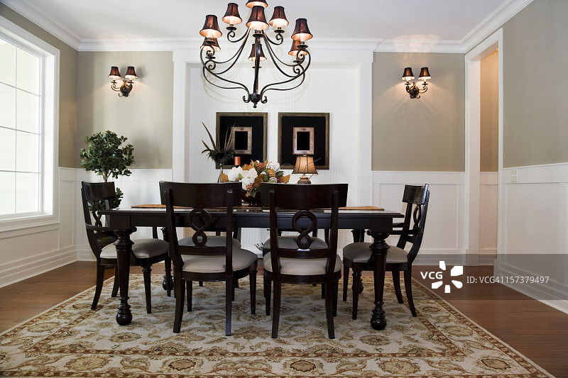 正式的餐厅室内设计，木地板和桌子图片素材