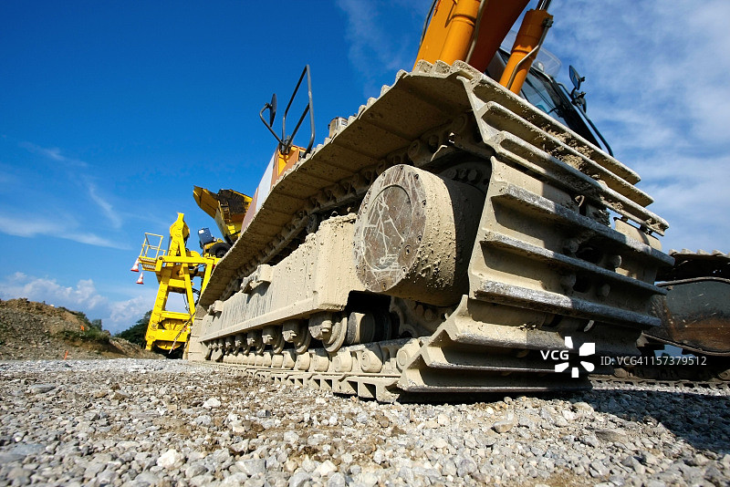 仰视砾石地上的履带拖拉机车轮图片素材