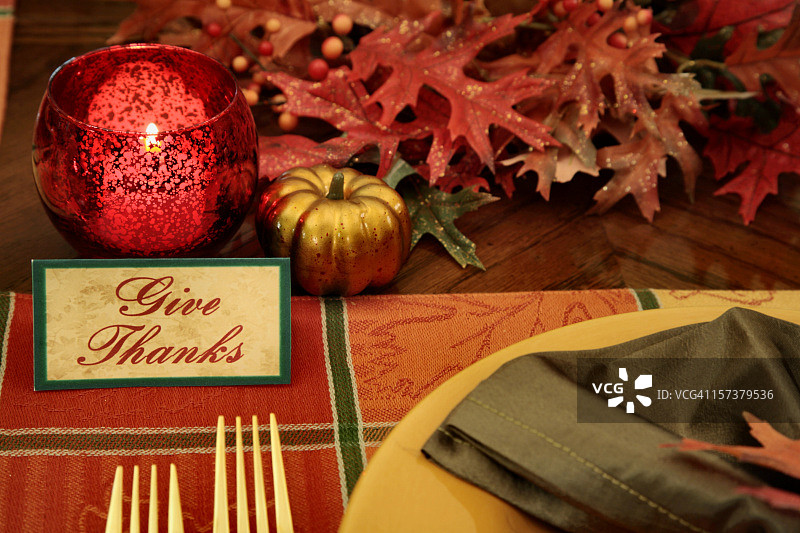 节日：感恩节餐桌装饰，树叶和蜡烛图片素材