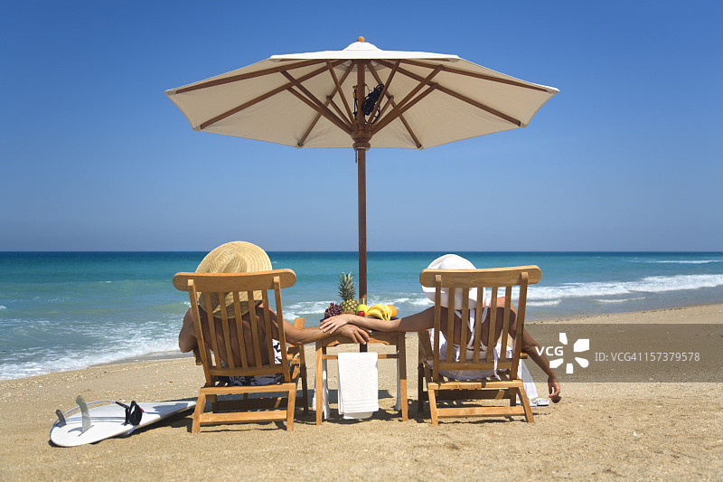 海滩情侣度假图片素材