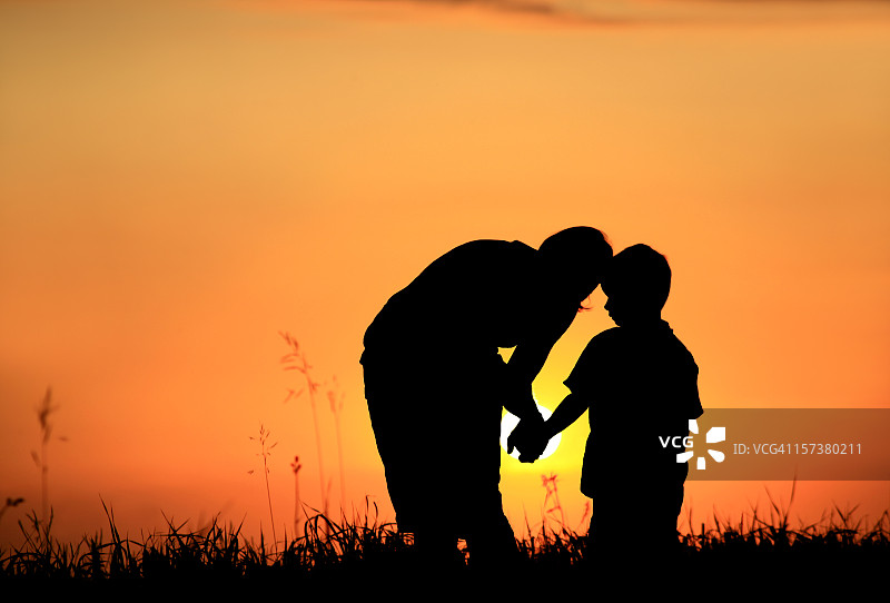 乡村背景下的母子剪影图片素材