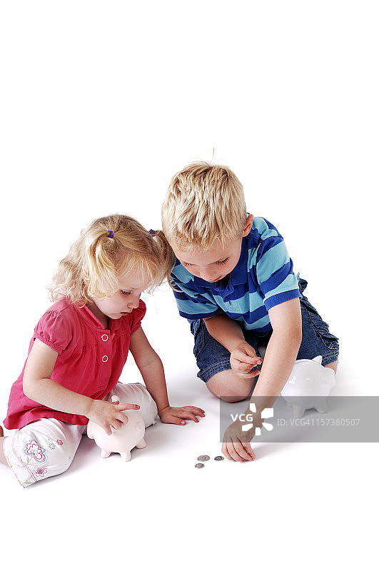 哥哥教妹妹储蓄图片素材