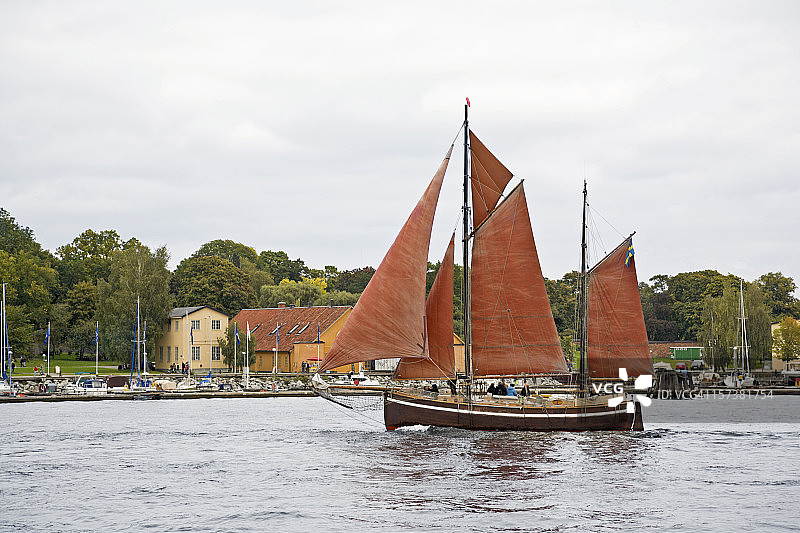 红色风帆的古老双桅船图片素材