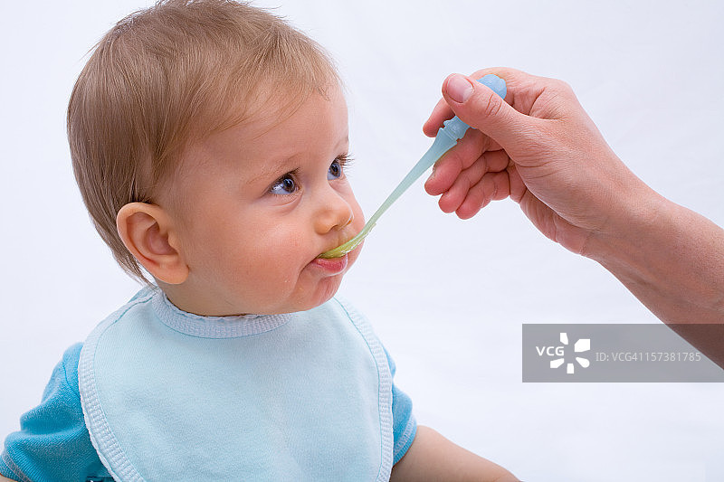 正在喂食的婴儿 портрет图片素材