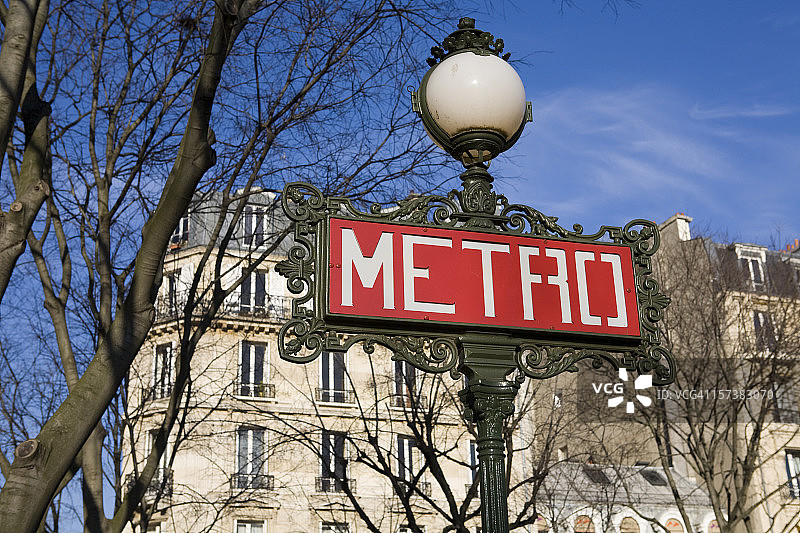 巴黎地铁标志和公寓楼图片素材
