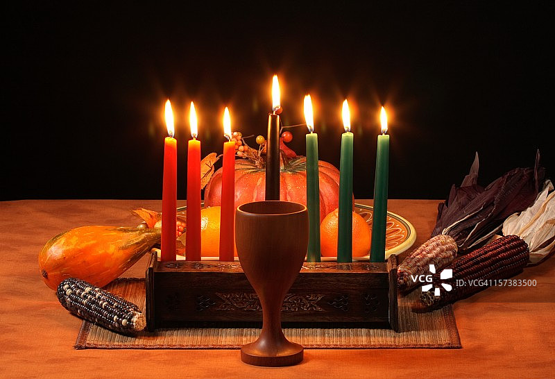 宽扎节餐桌蜡烛图片素材