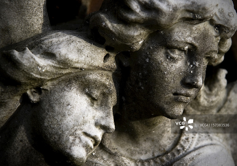 石头雕刻的天使面孔图片素材