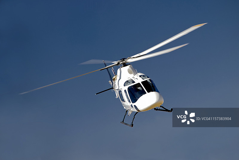 高倾斜转弯的直升机图片素材