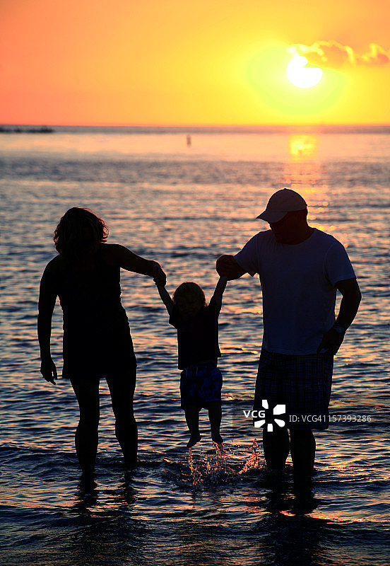 在海滩的家庭图片素材