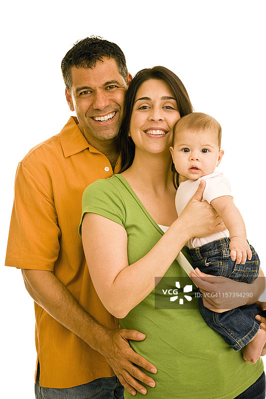 抱着婴儿的西班牙裔微笑夫妇肖像图片素材