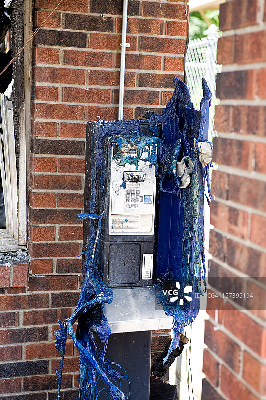 电话亭上融化的塑料图片素材