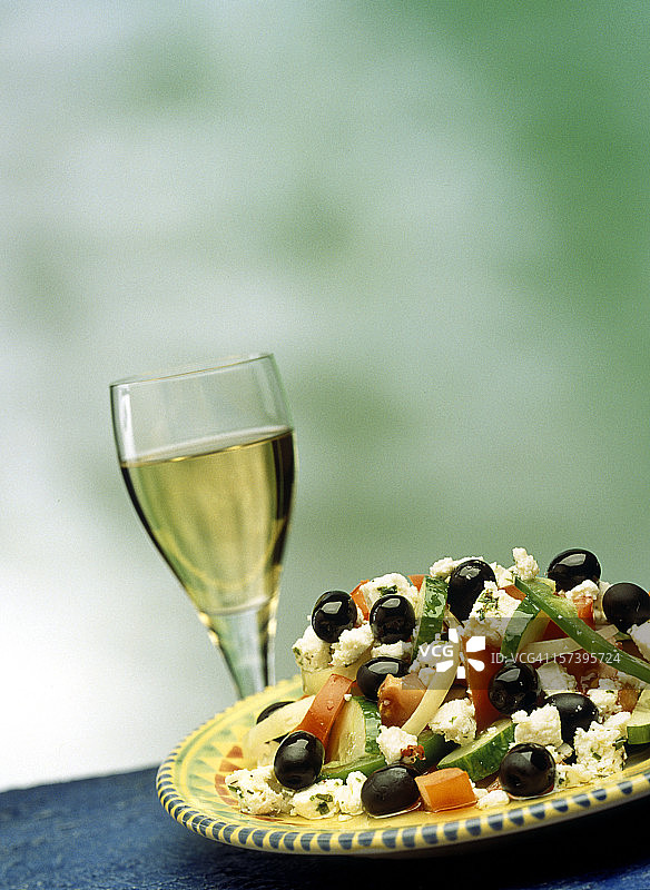 菲达沙拉和一杯白葡萄酒图片素材