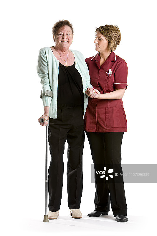 医疗保健：一位快乐的老年妇女再次行走图片素材