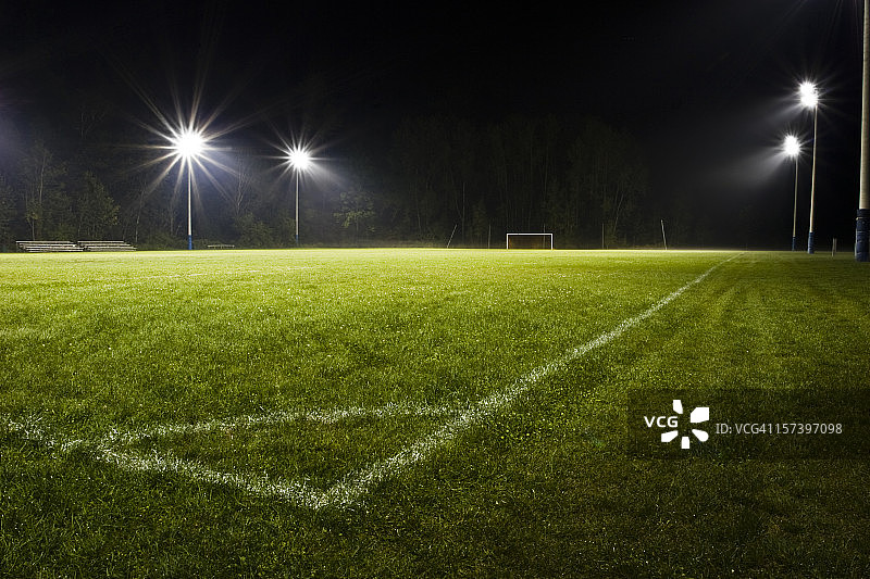 夜晚的足球场图片素材