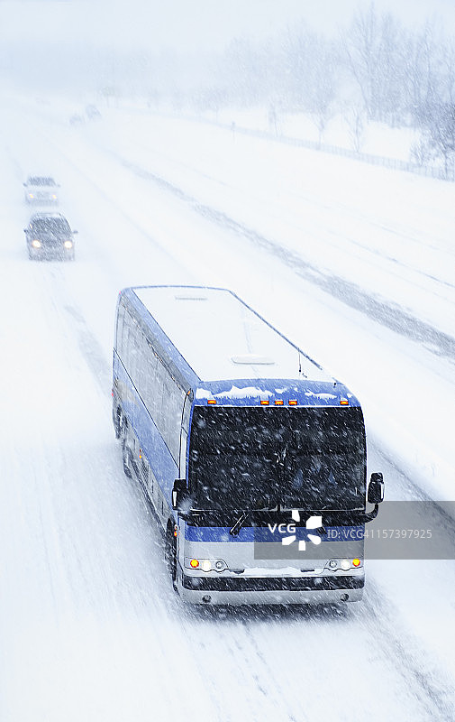 公交车与暴风雪图片素材