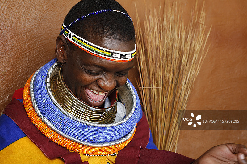 南非的恩德贝勒族妇女图片素材