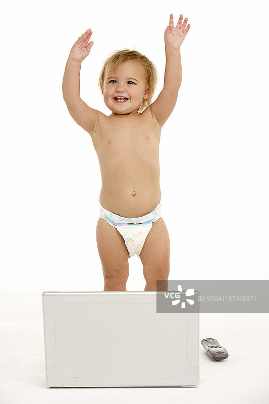 幼儿玩笔记本电脑图片素材