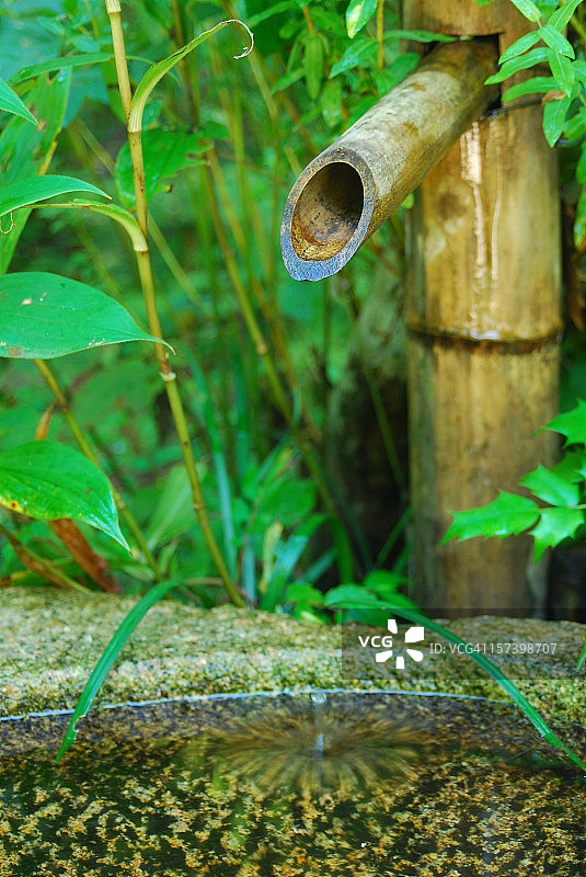 日本花园：竹制水景喷泉图片素材