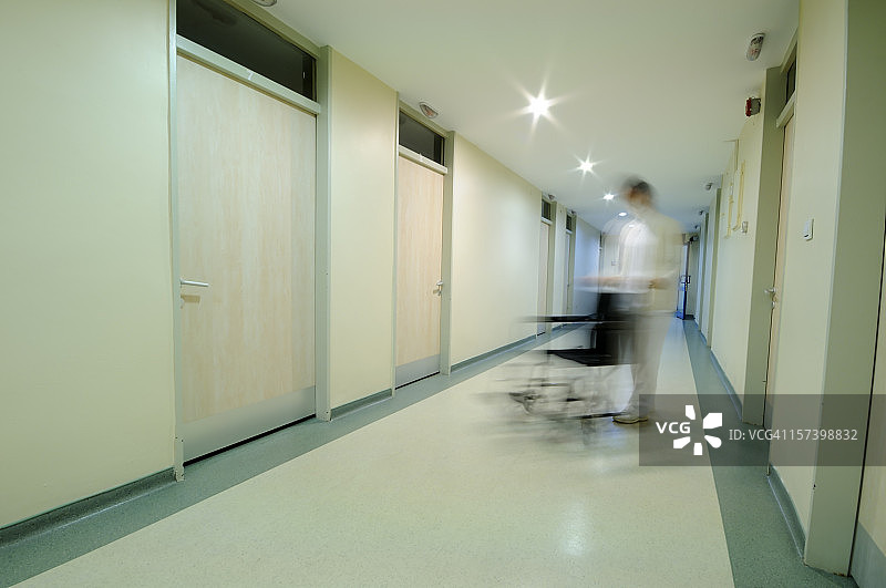 护士推轮椅图片素材