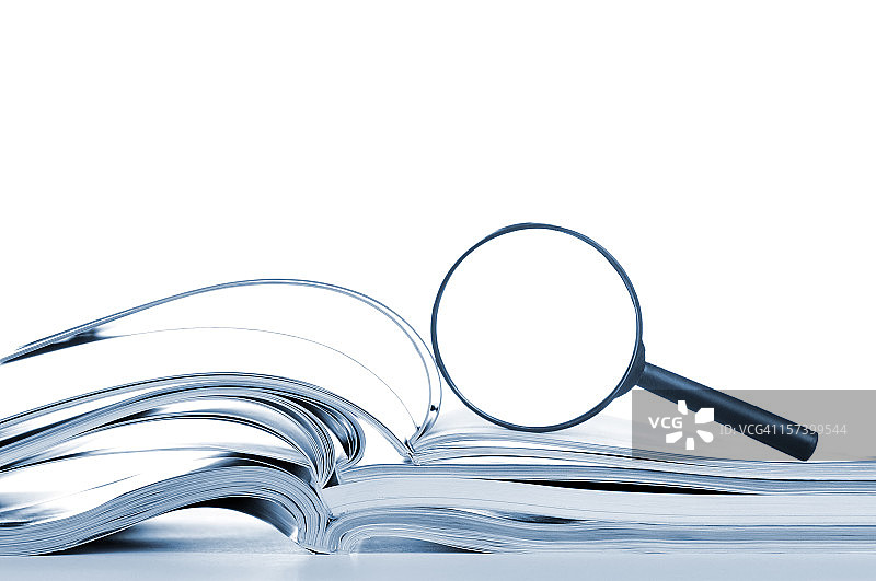 搜索：打开的杂志和放大镜图片素材