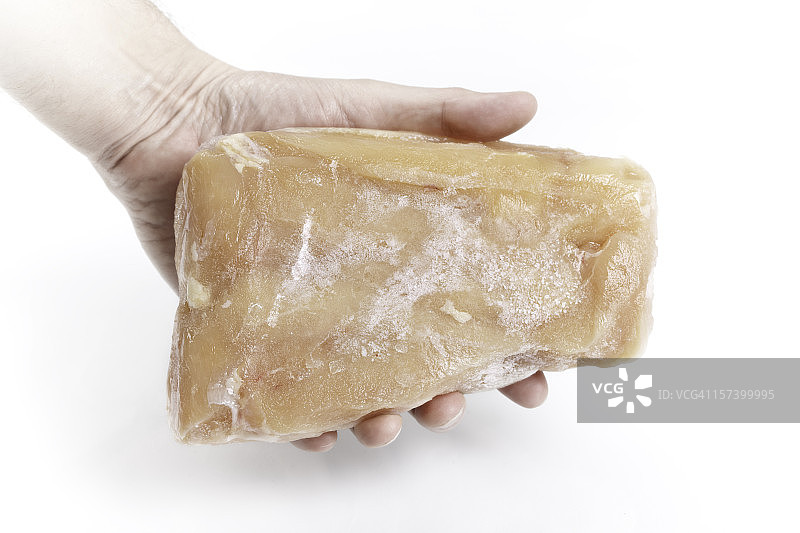 手持冷冻鸡胸肉图片素材