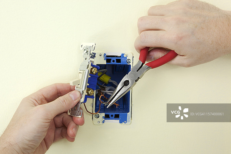 电工更换开关图片素材