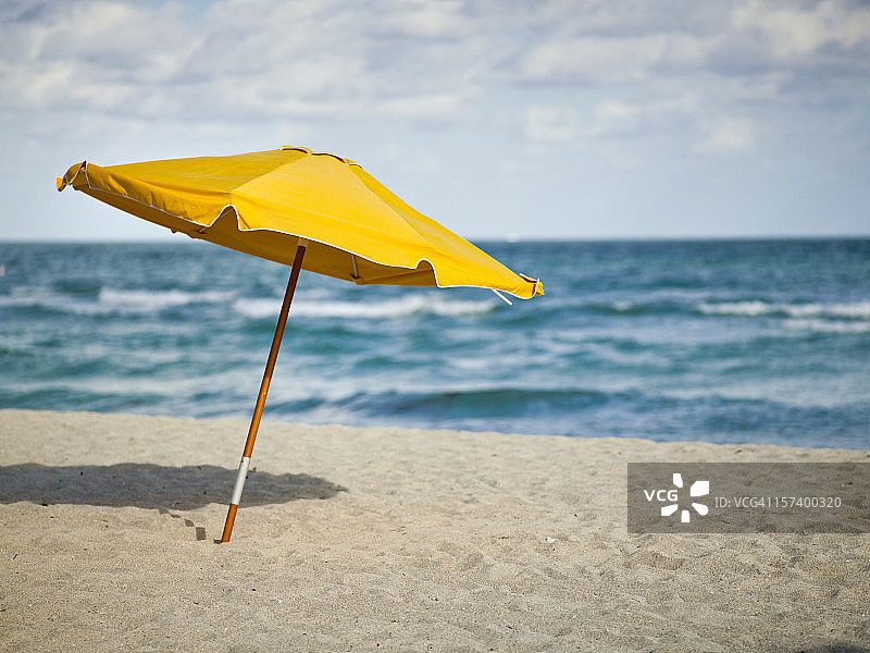 沙滩上的太阳椅和阳伞图片素材