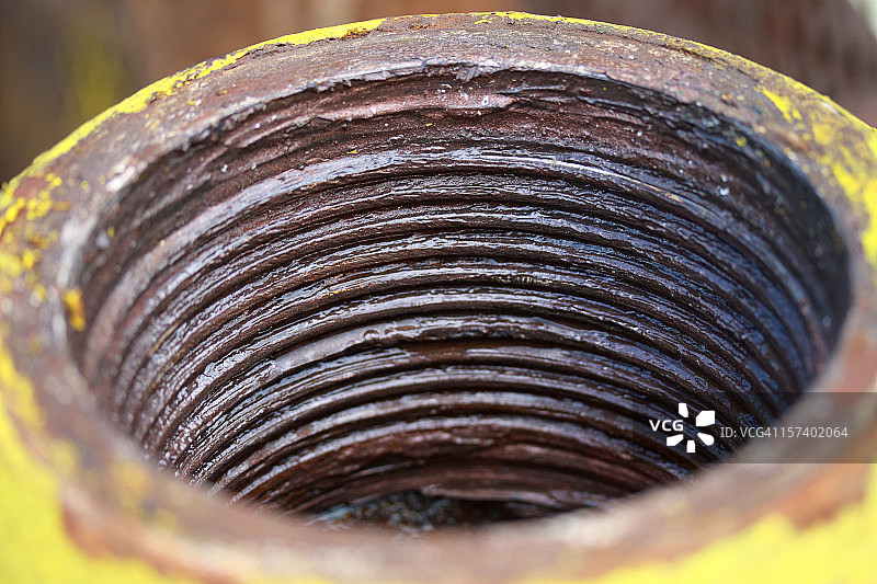 石油钻井平台钻杆螺纹图片素材