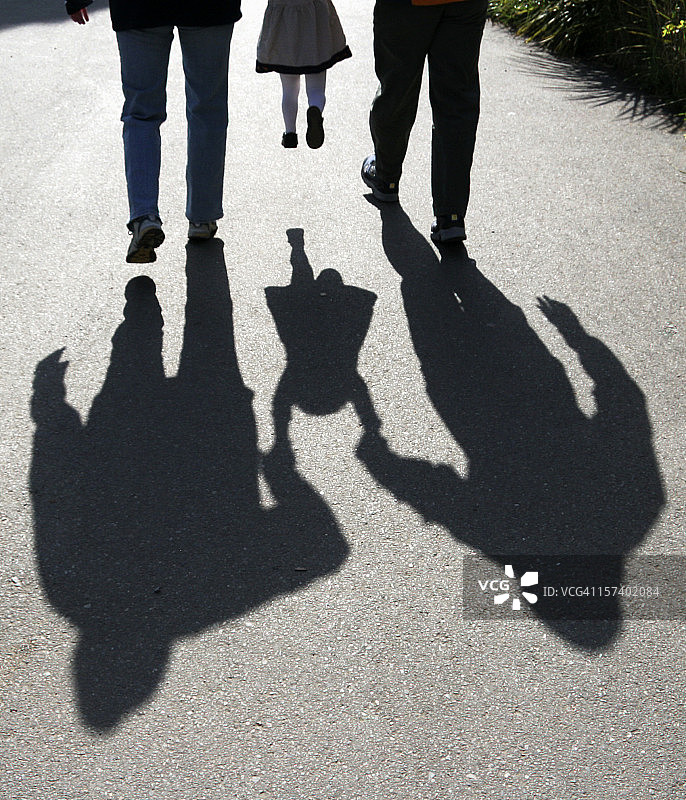 父母举起孩子的影子图片素材