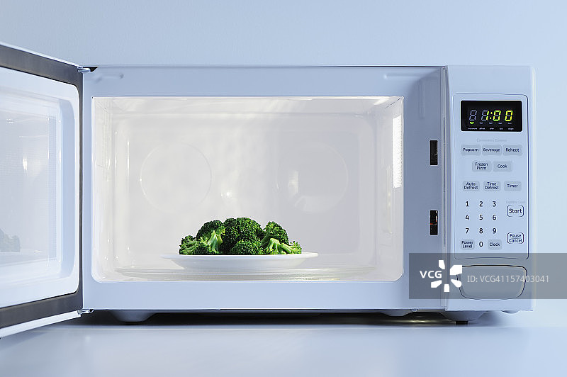 微波炉里一小盘西兰花图片素材