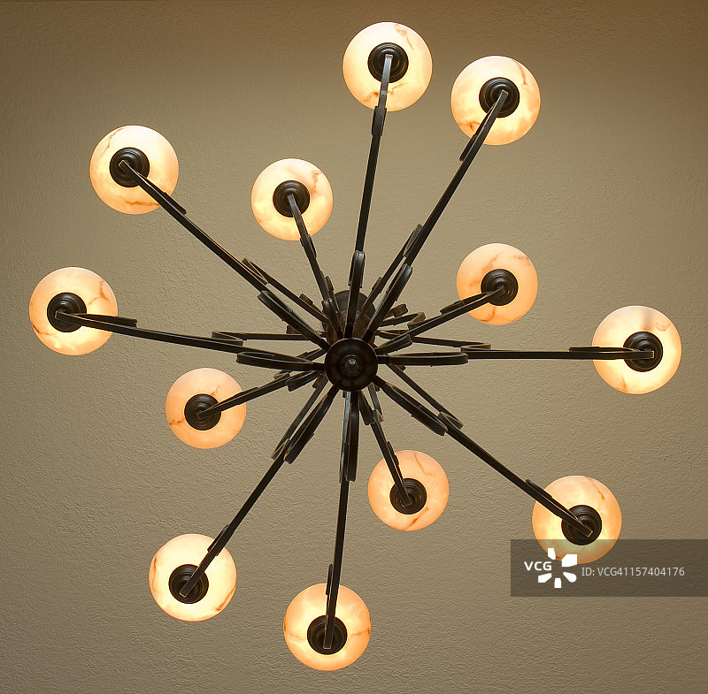 仰望带有十二盏灯的锻铁吊灯图片素材