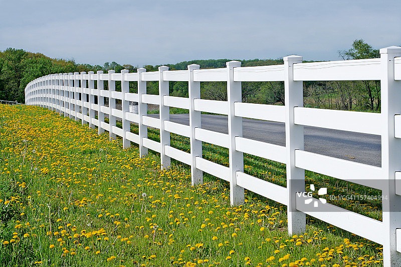 无尽的白色栅栏图片素材