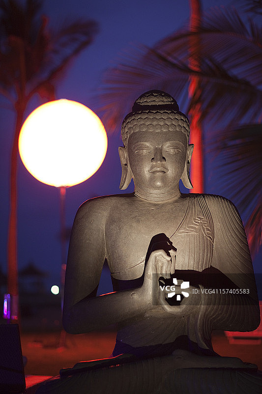 夜晚的佛像图片素材